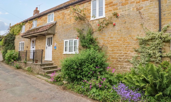 Bridport Cottage | PIPPINS LODERS, pet friendly, with open fire in Bridport
