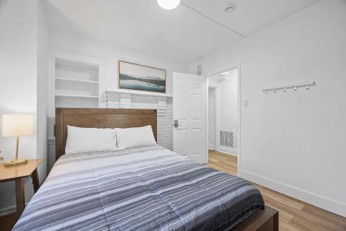 Shadyside House | Pittsburgh Shadyside 2E Bright Modern Private Bedroom with Shared Bathroom