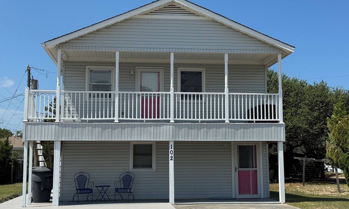 Kill Devil Hills Apartment | PLANE FUN-Charming 2-bedroom house in Kill Devil Hills short walk to beach.