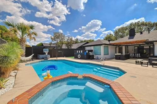 Plano House | Plano Perfect Getaway - Pool Hot Tub BBQ Grill