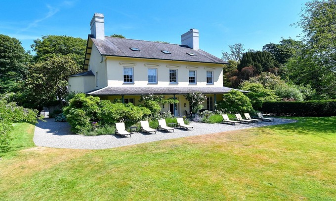 Efailnewydd Cottage | Plas Bodegroes - a dog that sleeps 22 guests in 11 bedrooms