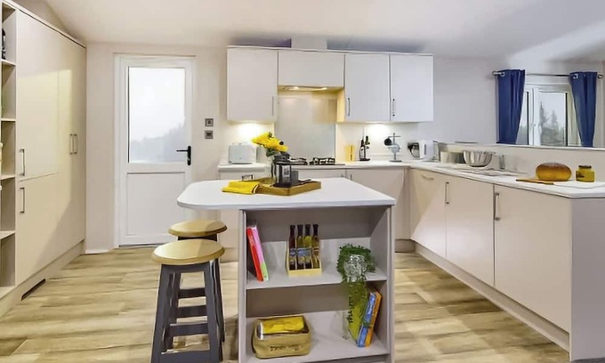 Mablethorpe Ski Chalet | Platinum Lakeview Lodge Sleeps 8