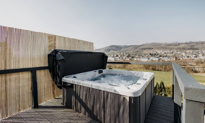 Plettenberg Apartment | Platz, Charme & ein Hauch Luxus: Happy Place mit Whirlpool, Sauna und Traumblick