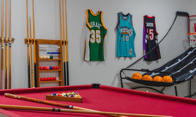Black Mountain Hotel | Play & Stay/Lake views/Pool Table