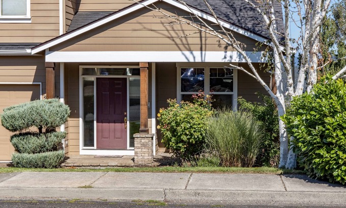 Hood River House | Play & Work in Hood River! Good Wifi! River & Mountain Views, Space to Play, Quiet, Walk to Downtown
