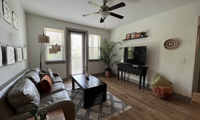 Willshire Terrace Apartment | Playful Chic III @ Alcove 1 Bedroom Entire unit