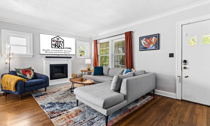 West Plaza House | Plaza Perch -Walk to Plaza & Westport!