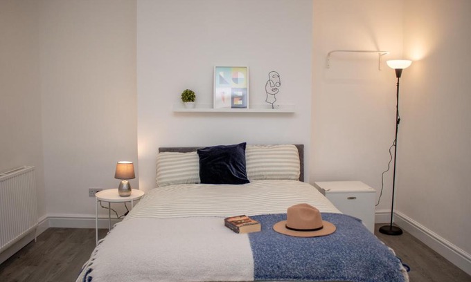 Liverpool House | Pleasant Cityscape Abode