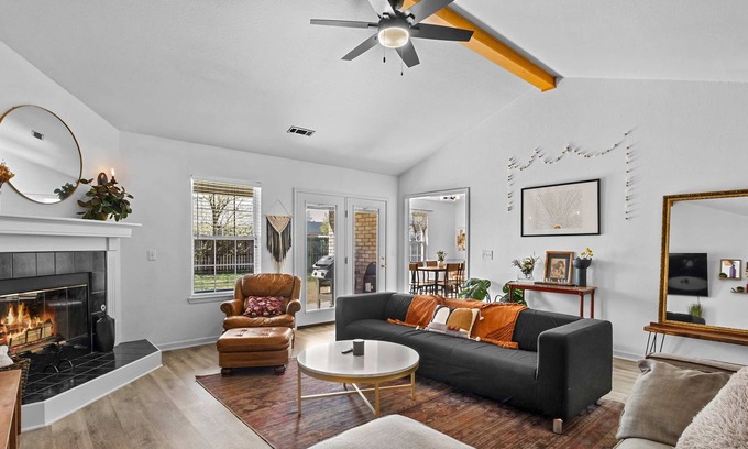 Bentonville House | Pleasant View Cottage-10 Min Walk to Walmart HQ