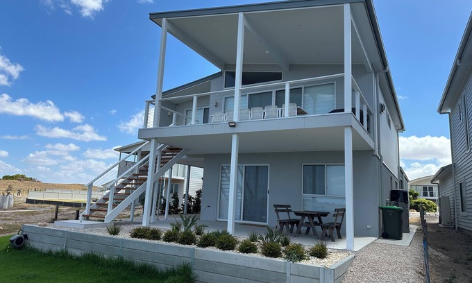Muloowurtie House | Pleasant View Too- 5 bedrooms! Off peak special!