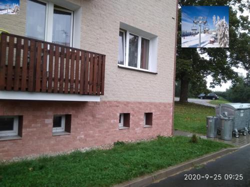 Rokytnice v Orlickych Horach Apartment | Plně vybavený 2+1byt s balkonem a kójí pro kola a lyže.