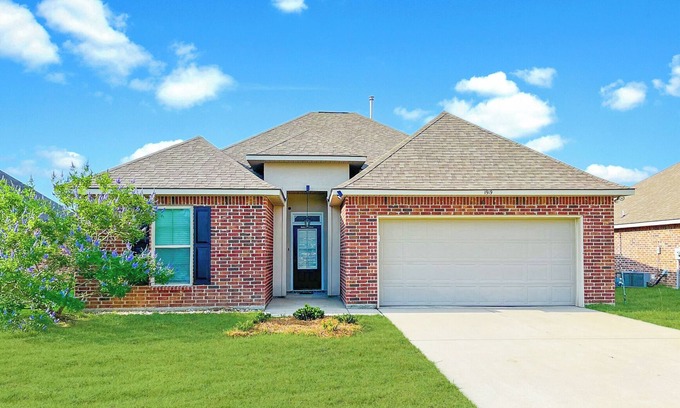 Lake Charles House | Plush Beds|High-Speed Wi-Fi| Workspace