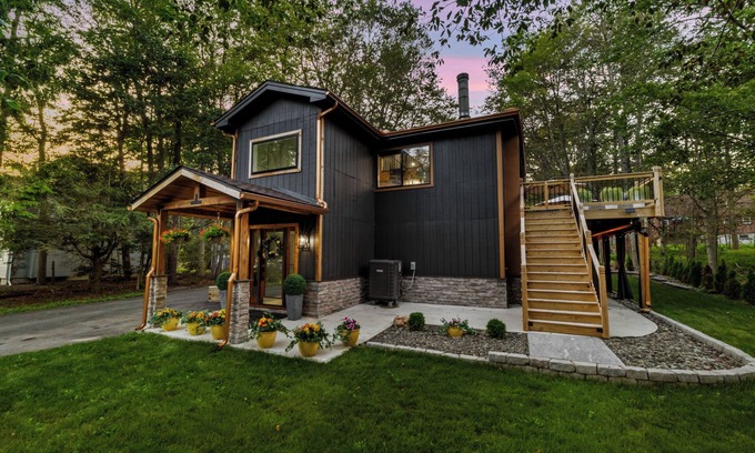 Tobyhanna House | Pocono Getaway l NearKalahariCamelback&Casino l Game Room l Fire Pit l Projector