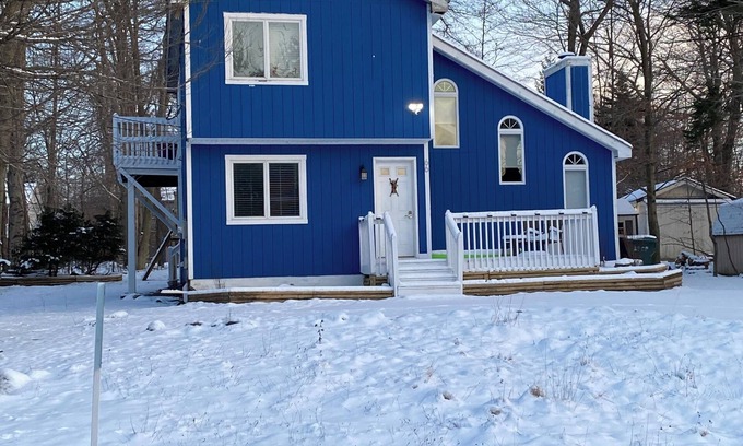 Tobyhanna House | Pocono Lake and Ski retreat. Dog friendly. Free kayaks, grill, and fire pit