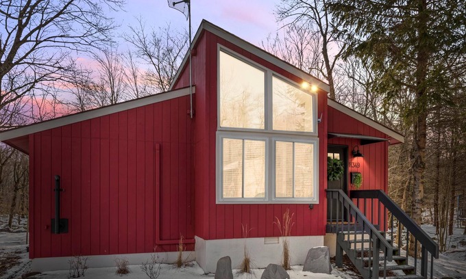 Tobyhanna Cabin | Pocono Oasis - Backs to Tobyhanna State Park!