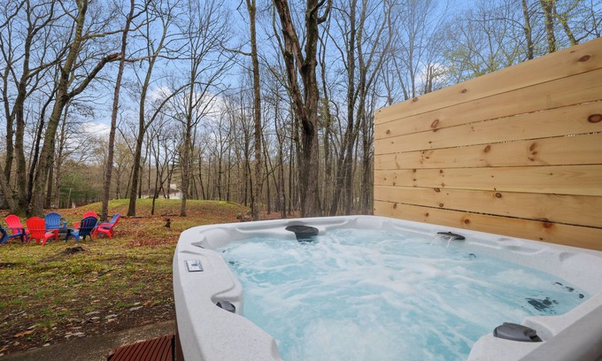 East Stroudsburg Other | Poconos, Bushkill falls, Hot Tub, Game Room, Fire Pit Sleeps 8 Single family