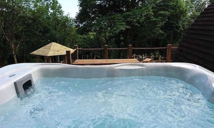 Laugharne House | Pods @ Broadway with Hot tub