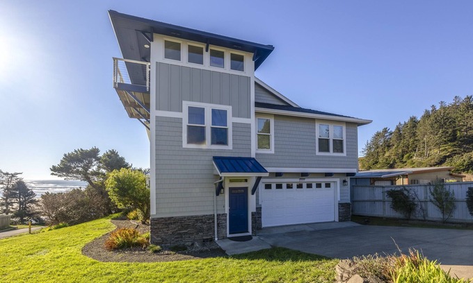 Newport House | Point Break at Agate Beach, Sleeps 12, Oceanfront, Loft, Game Room, Hot Tub, Beach Access, BBQ
