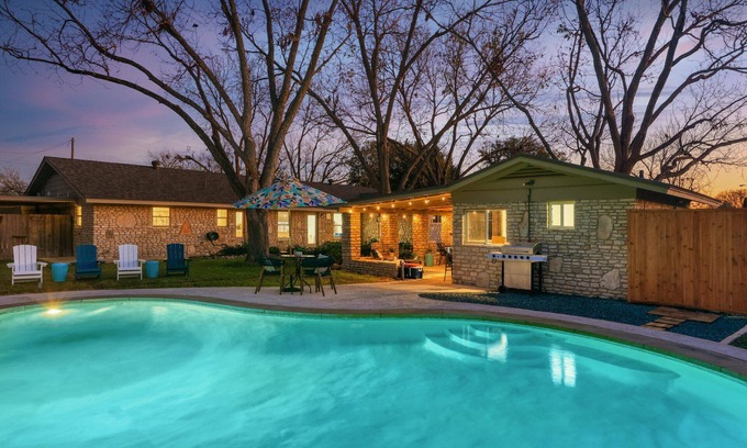Austin House | Poker Paradise & Pool Cabana - 15 min to Downtown Austin