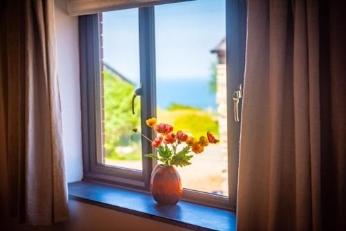 Boscastle Apartment | Polrunny Farm Sloe Cottage with a sea view