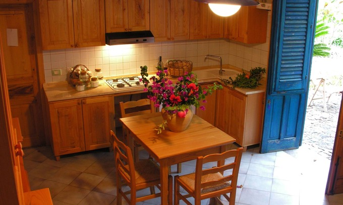 Ustica Apartment | Pomegranate Apartment @ Hibiscus Farmhouse