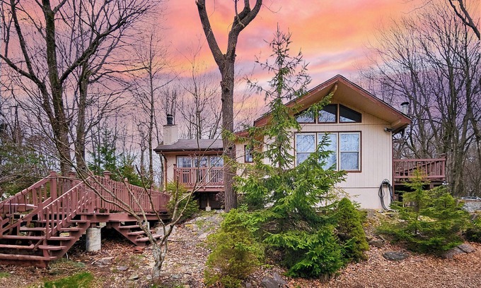Tunkhannock Township Cabin | Pond Place by AvantStay | Game Room, Deck, Fire Pit