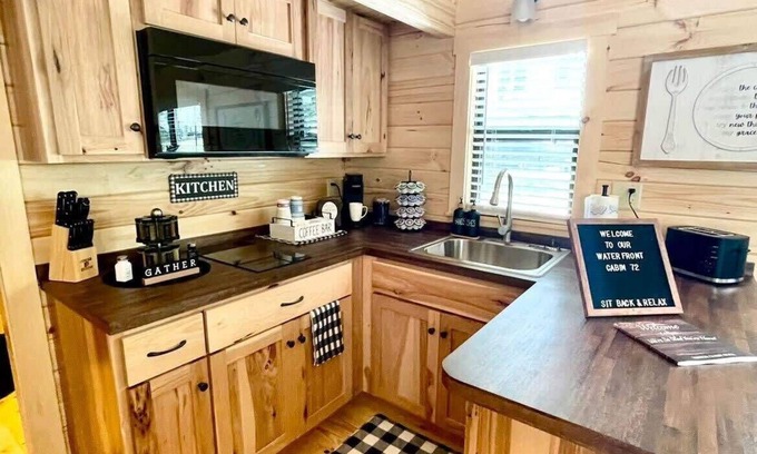Jonesville Cabin | Pond View Cabin near Ark Encounter with Loft