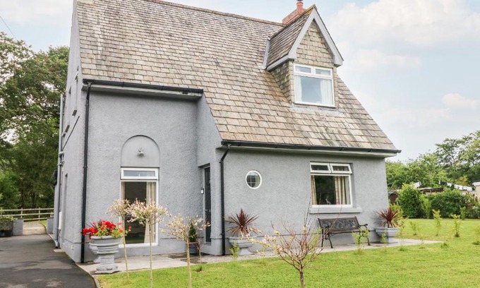 Ammanford House | Pondfield Gate