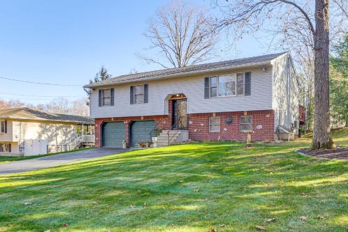 Naugatuck Apartment | Pool, Deck and Grill Spacious Apt in Naugatuck!