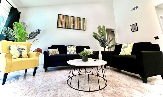 Chatsworth House | Pool | Fire Pit | BBQ | Modern House | Dogs OK