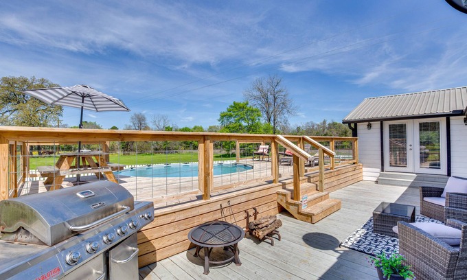 Grapeland House | Pool, Grill & Fire Pit: Grapeland Farm Retreat