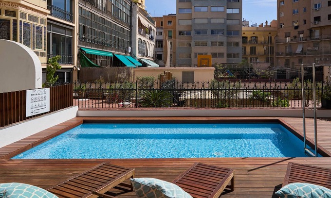 Esquerra de l'Eixample Bed & Breakfast | Pool Guest House in the center! Perfect for big groups, central location!