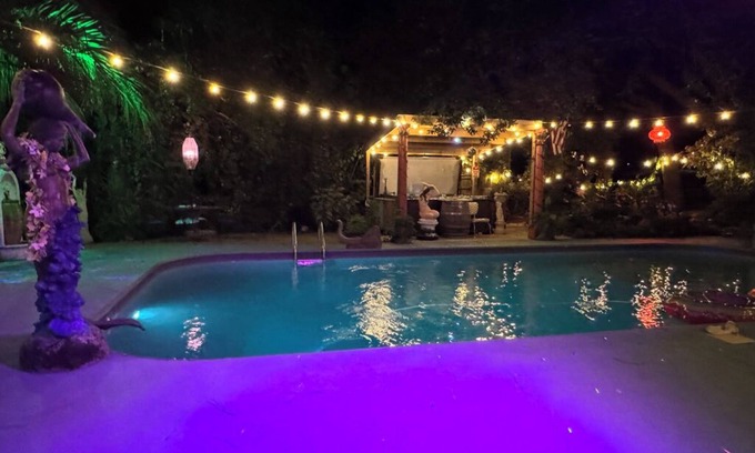 Loxley House | Pool/Hot tub/2 kings/4 adults/guest house/fire pit
