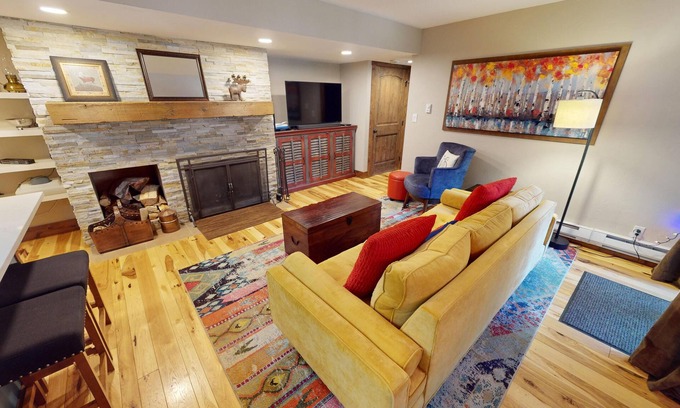 Keystone Condo | Pool, Hot Tub! Comfy 1st Floor Unit. Walk to River, Dining, Activities