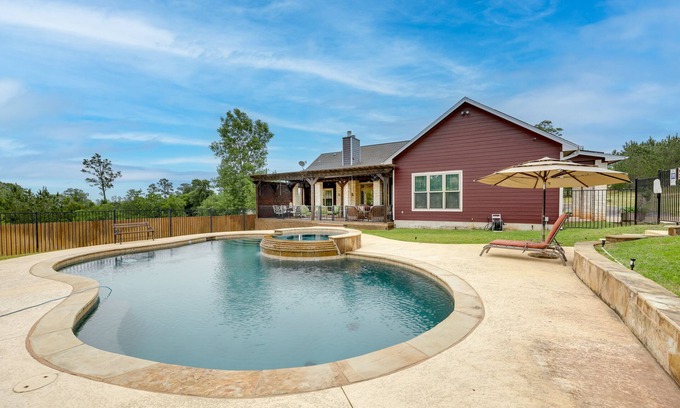 Bastrop House | Pool & Hot Tub in Sunny Smithville Getaway!