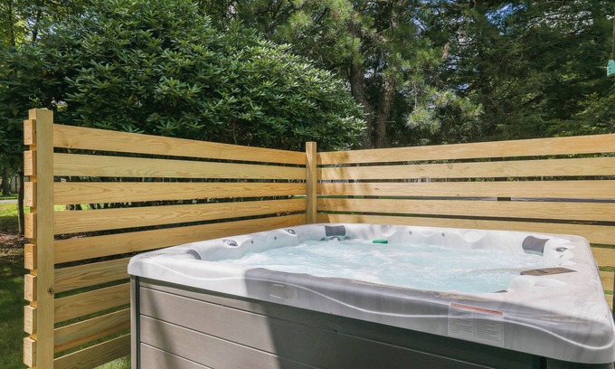 Albrightsville Ski Chalet | POOL! Hot Tub, Lake, and LOCATION! Hiking, Adventures or Relaxation