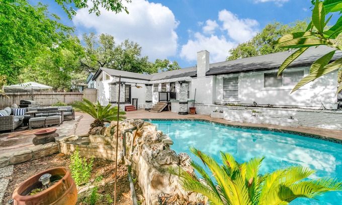 North Central Thousand Oaks House | Pool House, 10 Min from Airport, Game Room, King Bed