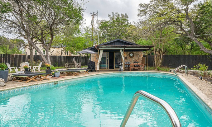 Helotes House | Pool House-Near La Cantera, Helotes, Floore’s, The Rim, Sea World, Fiesta Texas.