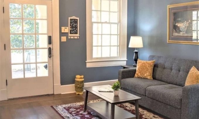 Montgomery House | Pool, Mins to ASU & Downtown- Foxy on Felder