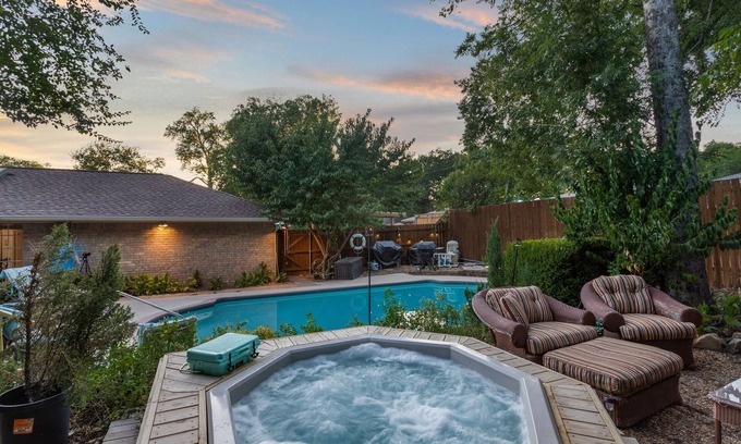 Duncanville House | Pool 🏊🏼‍♂️ Oasis 🏝 Amazing Home, Pool, Hot Tub, Grills, Fire Pit 🔷 Central Location