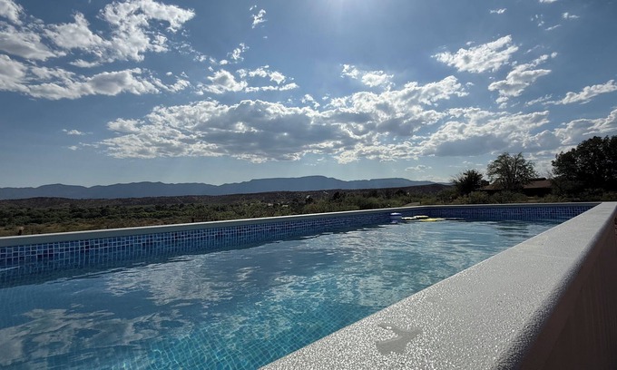 Cornville House | Pool, Sauna, Hot Tub, King Beds, easy access to Sedona! No checkout chores!