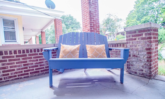 Wilmington Apartment | Pool table, 2 Parking Spots, 20+ Board Games, 65 inch TV