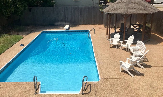 Austin Ave. Apartment | Poolhouse studio, historic neighborhood