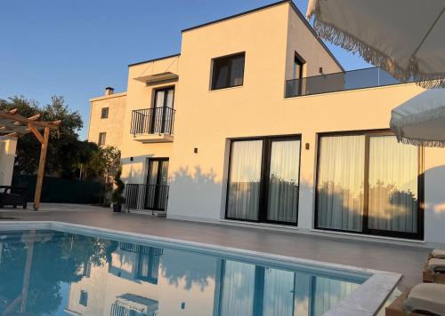 Sakës Villa | Poolside Bliss - Escape & Relax