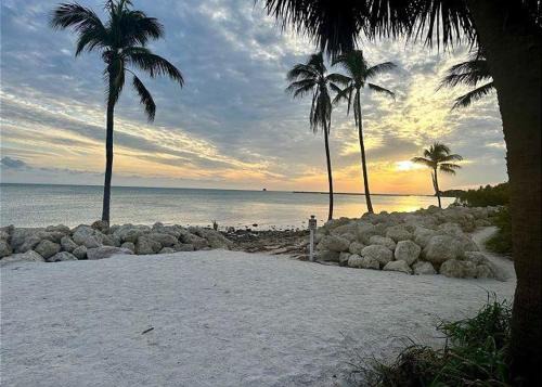Key West Apartment | Poolside Breeze Retreat