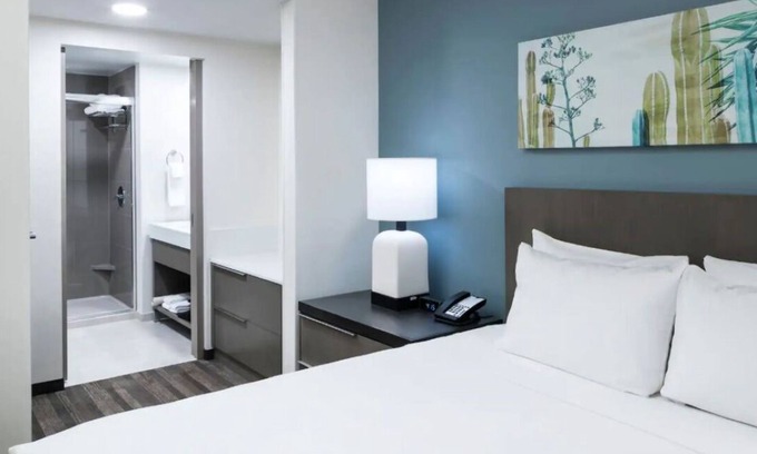 Tempe Hotel | Poolside Comfort in Tempe – Walk to Lake Trails, Dining, Shops & More - 2 Units