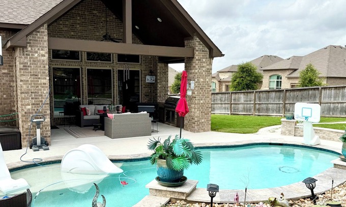San Antonio House | Poolside Home in delightful San Antonio