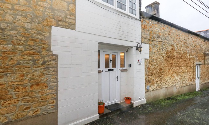 Beaminster Cottage | POPPY COTTAGE, pet friendly, with a garden in Beaminster