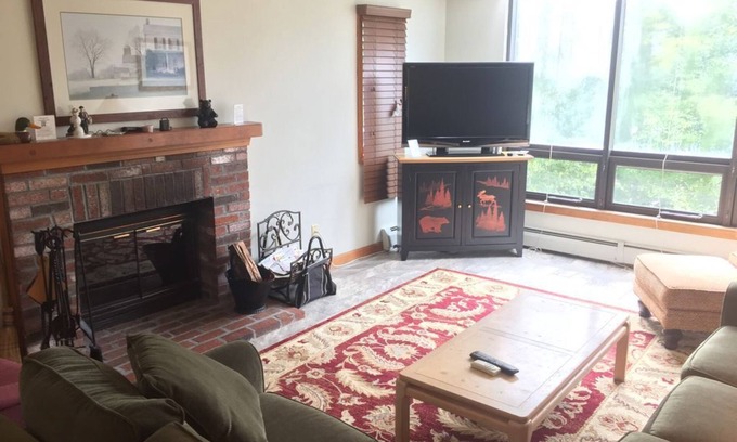 West Dover House | Popular Timber Creek! Room for everyone, shuttle to mountain, hot tub