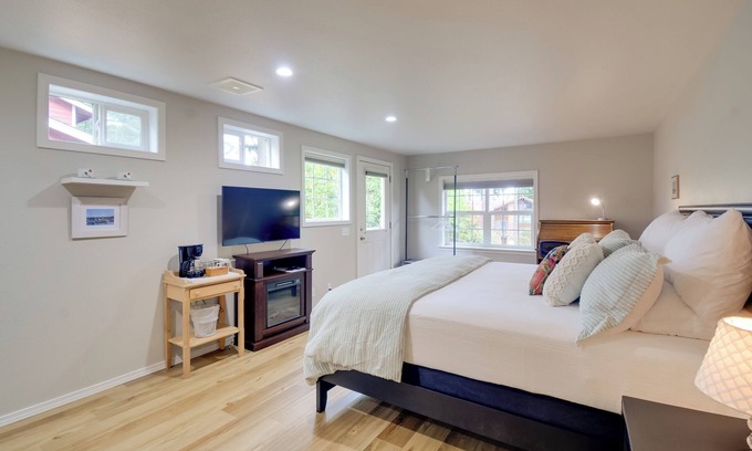 Port Angeles Cottage | Port Angeles Abode w/Yard & Guest House!